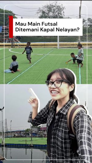 Video: Intip Lapangan Apung Muara Angke, Main Futsal Ditemani Kapal Nelayan