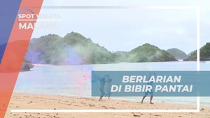 Berlarian di Bibir Pantai Teluk Asmara dan Membuat Hati Hati Membentuk Hati dari Air Laut  
