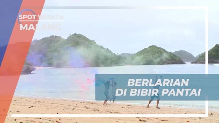 Berlarian di Bibir Pantai Teluk Asmara dan Membuat Hati Hati Membentuk Hati dari Air Laut  