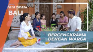 Berinteraksi dan Bercengkrama dengan Warga Desa Penglipuran Bali  