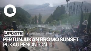 Video: Menikmati Indahnya Gunung Bromo Diiringi Pertunjukan Seni dan Musik
