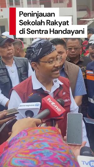 Video: Momen Mensos Ipul-Seskab Teddy Tinjau Sekolah Rakyat Jelang Dibuka