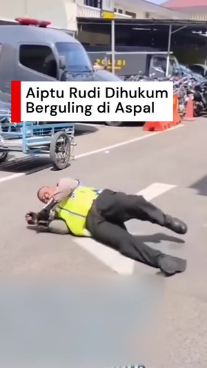 Video: Momen Aiptu Rudi Dihukum Berguling di Aspal Usai Viral Palak Pemotor