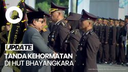 Video Prabowo Beri Tanda Kehormatan ke Satker-Anggota Polri