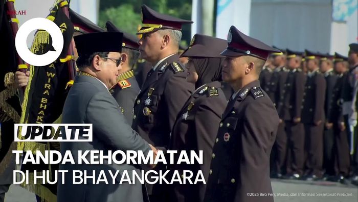 Video Prabowo Beri Tanda Kehormatan ke Satker-Anggota Polri