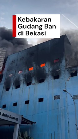Video Kebakaran Gudang Ban di Bekasi, Api Diduga dari Percikan Las