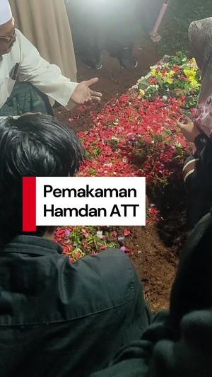 Video: Isak Tangis Iringi Pemakaman Jenazah Hamdan ATT