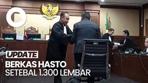 Video: Hasto Keberatan saat Angkat Berkas Tuntutan Setebal 1.300 Lembar