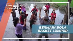 Mengadu Kemampuan dalam Bola Basket Lumpur di Desa Tembi, Bantul, Yogyakarta  
