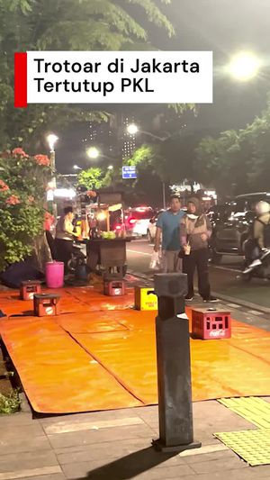 Video: Malam Hari Pendestrian di Jakpus Disulap Jadi Lapak Pedagang