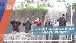 Menari dan Berjoget di Grojogan Watu Purbo, Yogyakarta  