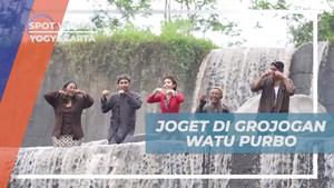 Menari dan Berjoget di Grojogan Watu Purbo, Yogyakarta  