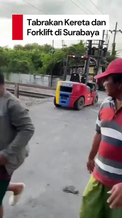 Video: Detik-detik KA Ambarawa Tabrak Forklift di Surabaya