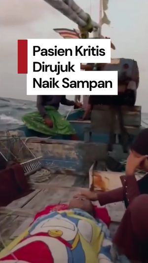 Video: Momen Pasien Kritis di Sampang Dirujuk ke RS Naik Sampan Kayu