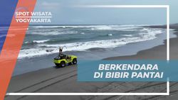Berkendara di Bibir Pantai Parangtritis, Yogyakarta  