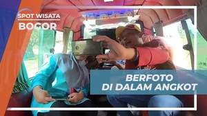 Berfoto Ceria di Dalam Angkot di Bogor  