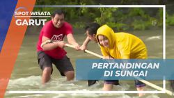 Mengikuti Pertandingan Tarik Tambang di Sungai, Garut