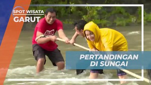Mengikuti Pertandingan Tarik Tambang di Sungai, Garut