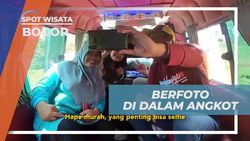 Berfoto Ceria di Dalam Angkot Bersama Penumpang Warga di Sentul, Bogor  