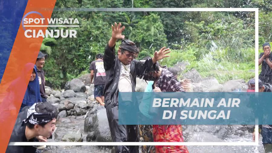 Bermain Air dan Menikmati Kebahagiaan di Sungai Kampung Adat Miduana di Cianjur  