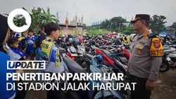Video: Parkir Liar di Stadion Jalak Harupat, Tarif Mobil Rp 100 Ribu