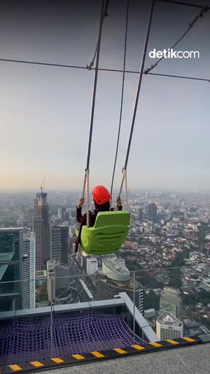 Video: Gedung Tertinggi di Belahan Bumi Selatan Ada di Jakarta!