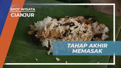 Melakukan Tahap Akhir Memasak Makanan Tradisional di Kampung Adat Miduana, Cianjur  