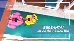 Bersantai di Atas Floaties di Kolam Renang Penginapan Lombok  