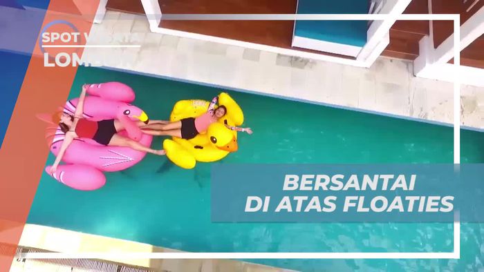 Bersantai di Atas Floaties di Kolam Renang Penginapan Lombok  