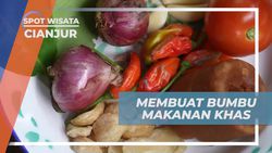 Membuat Bumbu Masakan Khas dari Ummut Aren di Kampung Adat Miduana, Cianjur  