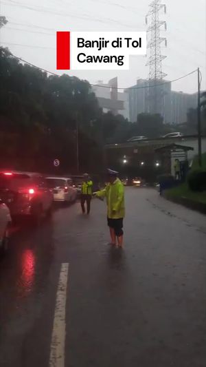 Video: Tol Cawang Banjir, Kendaraan Hanya Dapat Lintasi 1 Lajur