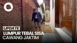 Video: Banjir di Bidara Cina Sisakan Lumpur Tebal, Warga Mulai Bersih-bersih