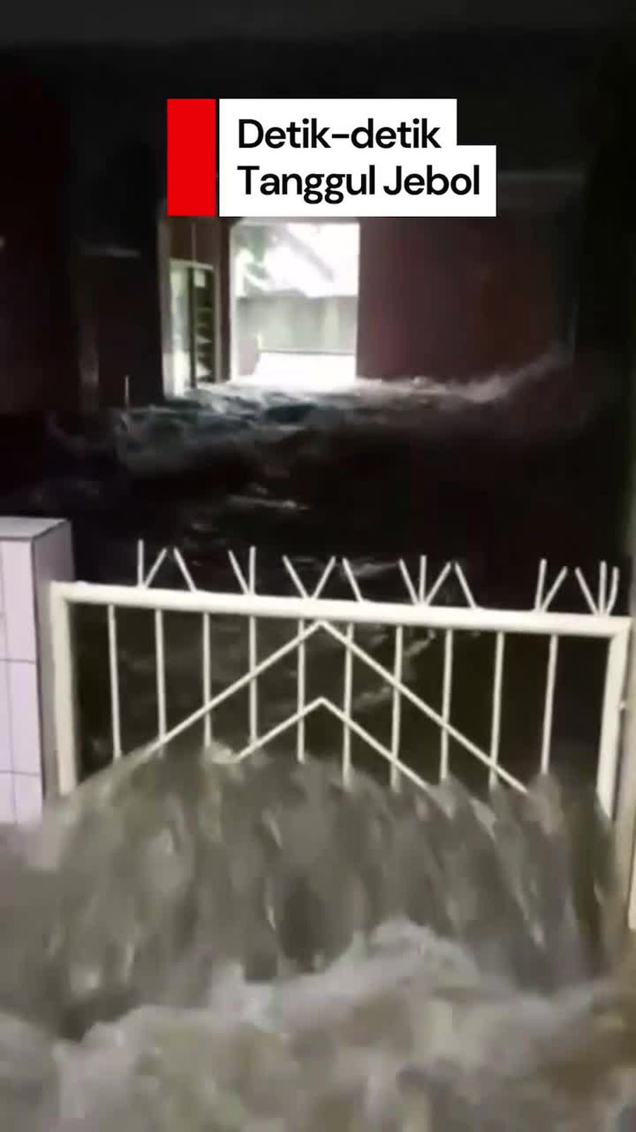 Video: Detik-detik Tanggul di Jati Padang Jaksel Jebol