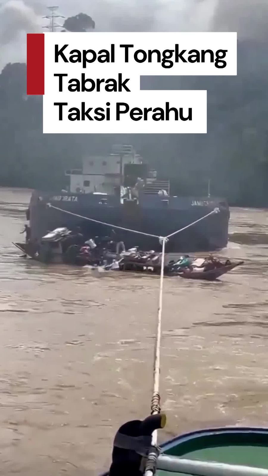 Video: Detik-detik Kapal Tongkang Tabrak Taksi Perahu di Murung Raya
