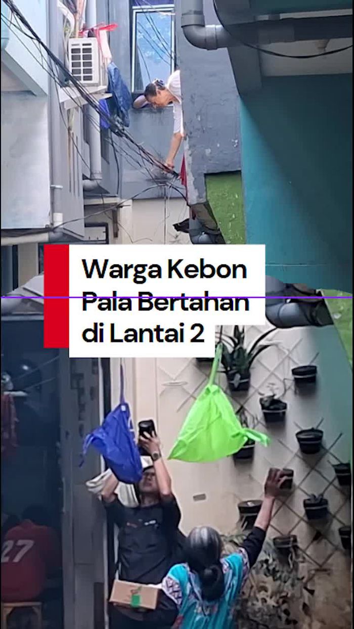 Video Warga Banjir Kebon Pala Bertahan di Lantai 2: Masih Aman Begini