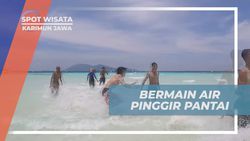 Bermain Air di Pinggir Pantai Bersama Warga di Karimun Jawa  