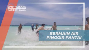 Bermain Air di Pinggir Pantai Bersama Warga di Karimun Jawa  