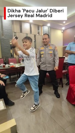 Video: Siu! Gaya Dikha Pacu Jalur Usai Diberi Kapolda Riau Jersey Madrid