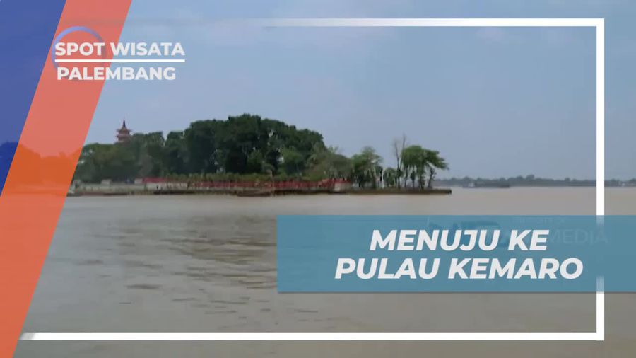 Menyebrangi Sungai Menuju Pulau Kemaro di Palembang  