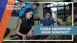 Mencoba Menenun Kain Songket Tradisional yang Rumit di Palembang