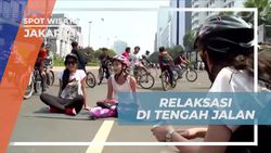 Melakukan Relaksasi Yoga di Tengah Jalan saat Car Free Day di Jakarta