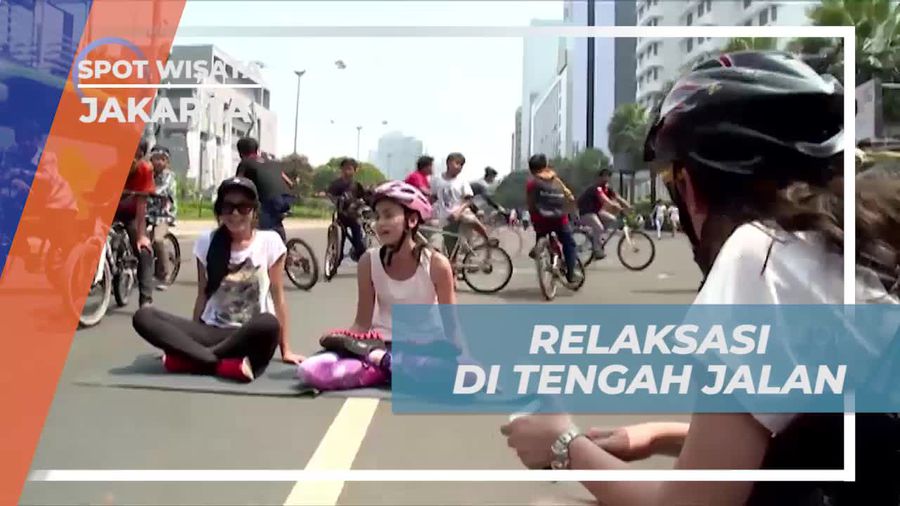 Melakukan Relaksasi Yoga di Tengah Jalan saat Car Free Day di Jakarta