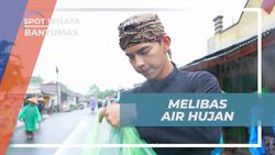 Menghadapi Guyuran Air Hujan Saat Melaksanakan Tradisi Bonokeling di Banyumas  