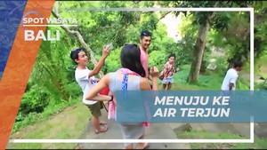 Menyusuri Anak Tangga Menuju Air Terjun Tegenungan di Bali