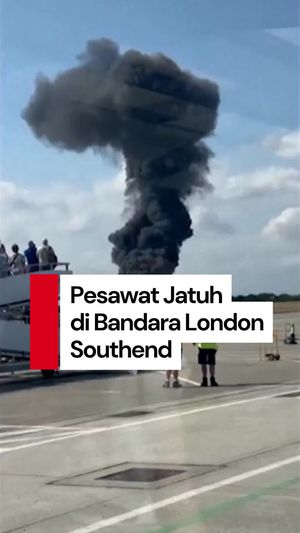Video: Kepulan Asap Setelah Pesawat Jatuh di Bandara London Southend