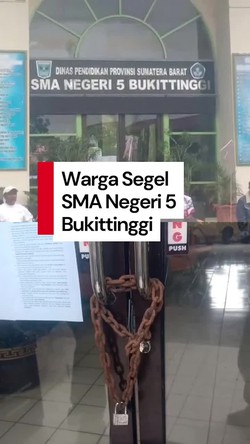 Video: Warga Segel SMA Negeri 5 Bukittinggi gegara Anaknya Tak Diterima