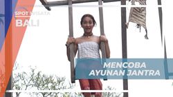 Mencoba Naik Ayunan Jantra Tradisional Bali di Desa Tenganan Pegringsingan  