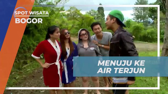 Perjalanan ke Air Terjun di Bogor dengan Kostum Unik