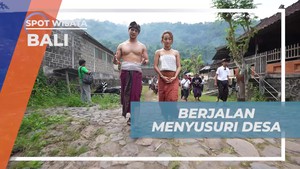 Menjelajahi Desa Tenganan Pegringsingan di Bali dengan Pakaian Adat 