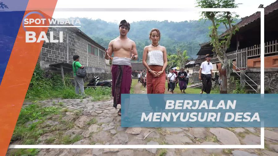 Menjelajahi Desa Tenganan Pegringsingan di Bali dengan Pakaian Adat 